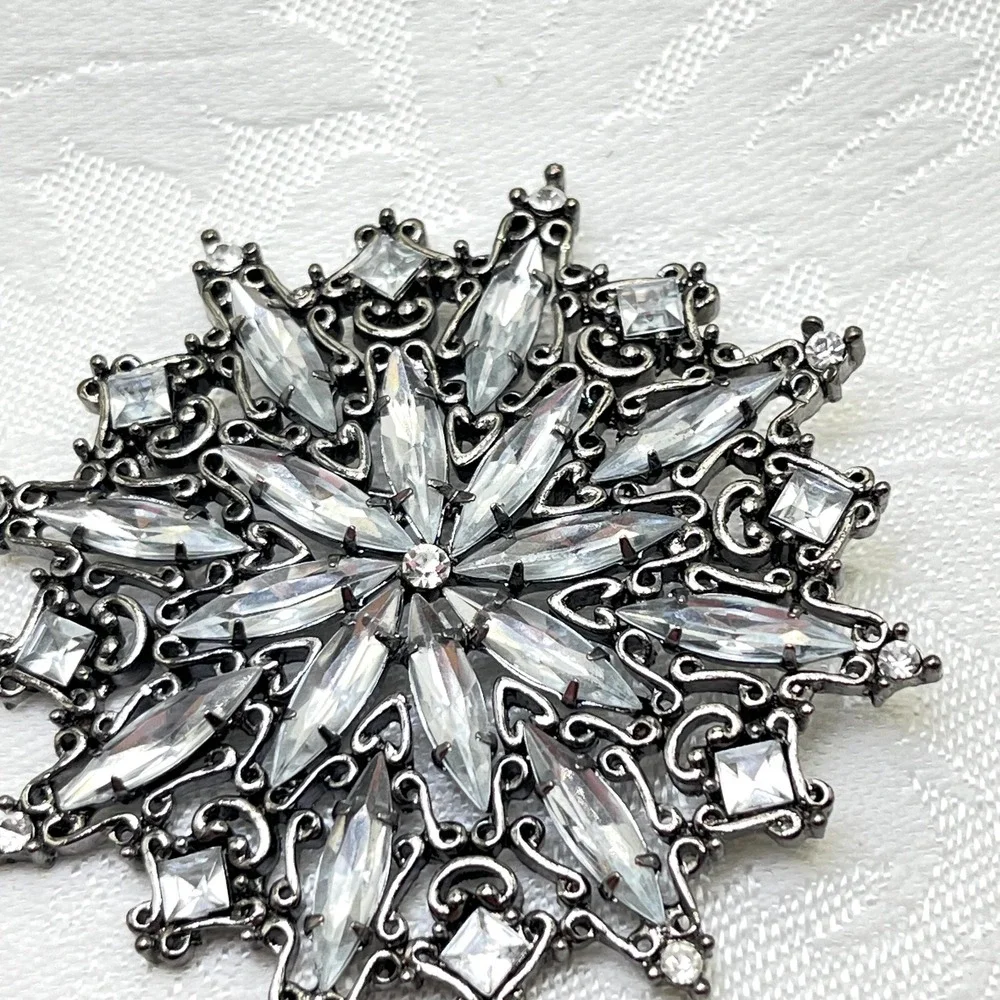 Vintage Clear Ornate Rhinestone Starburst Snowflake Silver Gunmetal Tone Brooch